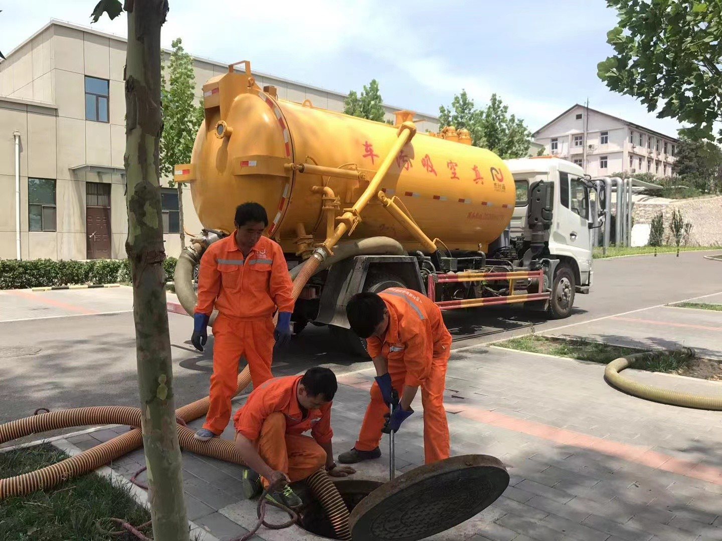 鹤山管道疏通车停在窨井附近