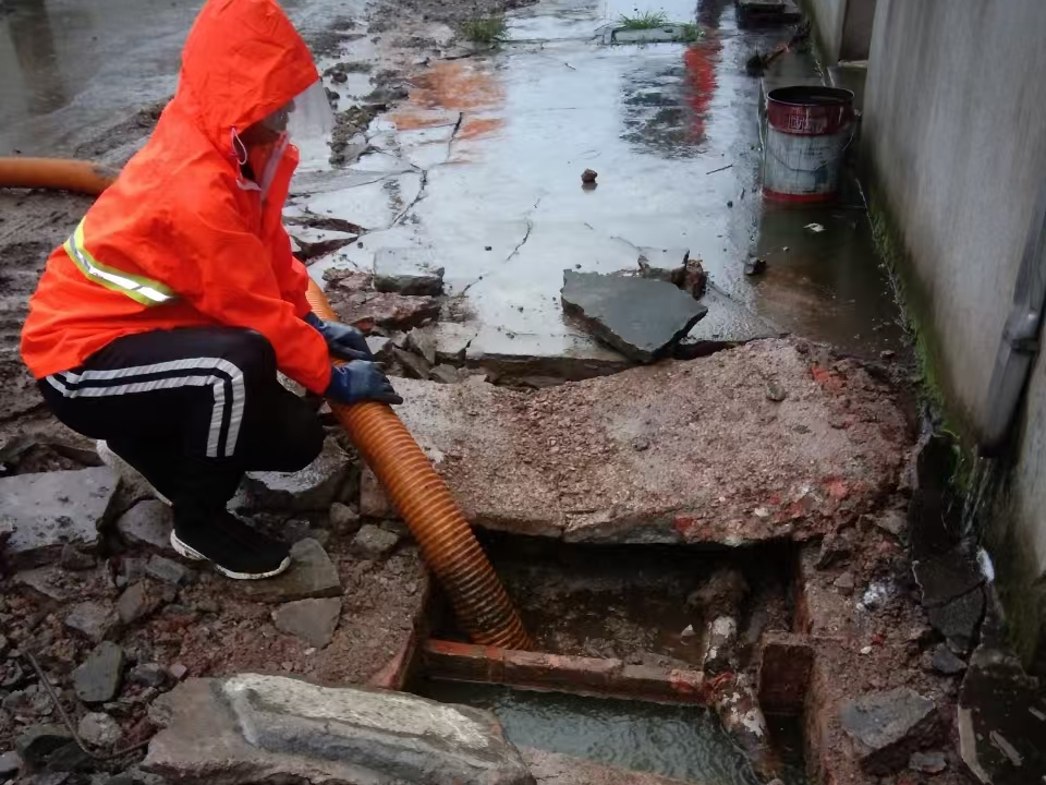 鹤山专业清理污水池 炜誉市政以规范流程守护城市 “肠道”