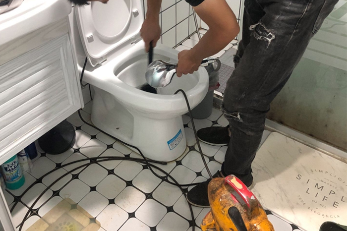 鹤山马桶堵塞自己疏通还是找师傅？专业上门服务让你省时更省心